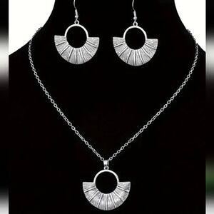 Retro Style Womens Silver Necklace and Earring Set. NWT